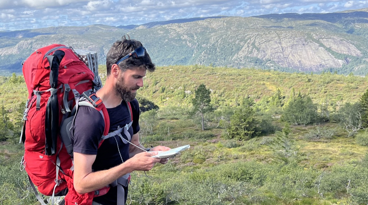 Jay Jansen met rugzak in het Noorse landschap
