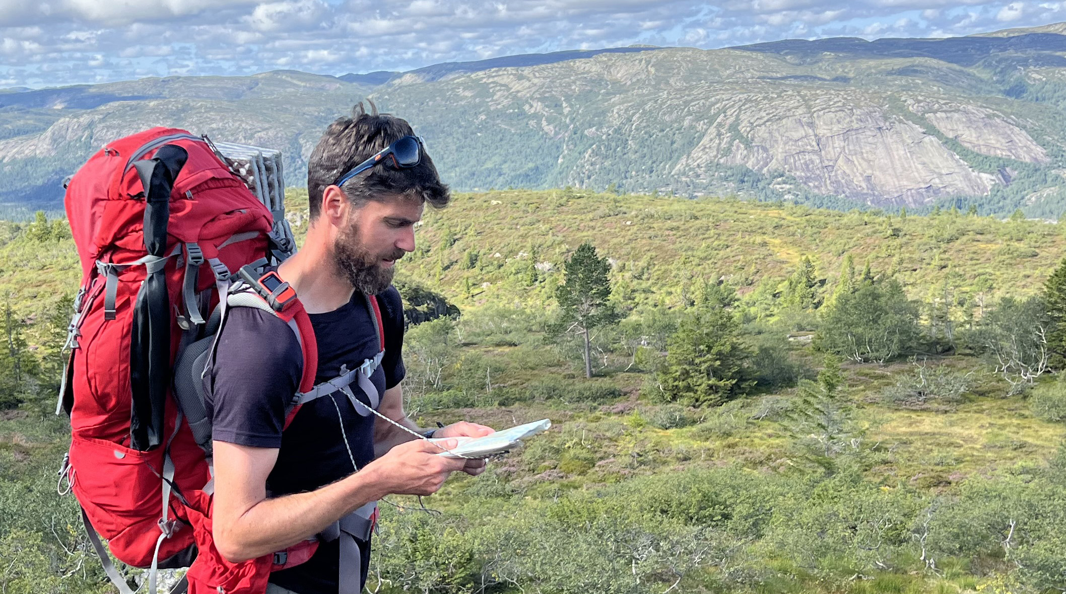 Jay Jansen met rugzak in het Noorse landschap