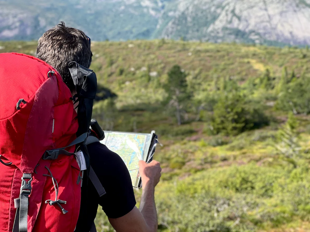 Navigeren met kaart en kompas tijdens een wildernisreis